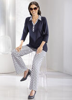 Hose mit ausdrucksstarker Dessinierung 