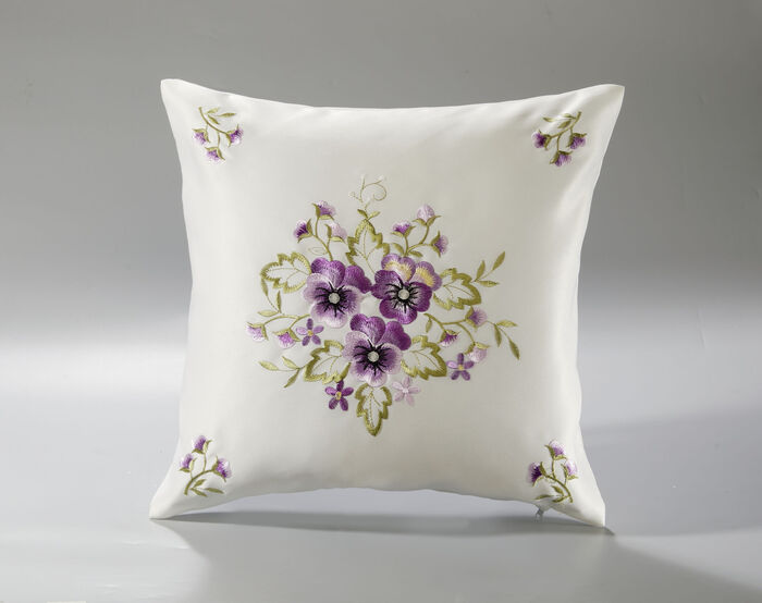 Tisch- und Raumdekoration mit Stiefm&uuml;tterchen-Stickereien LILA