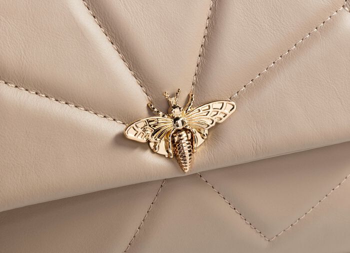 Laurina Tasche mit Kippschloss in extravaganter Libellenform BEIGE
