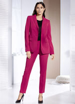Hosenanzug in trendstarkem Kirschrot 