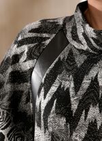 Poncho-Pullover in weich fließendem Material 