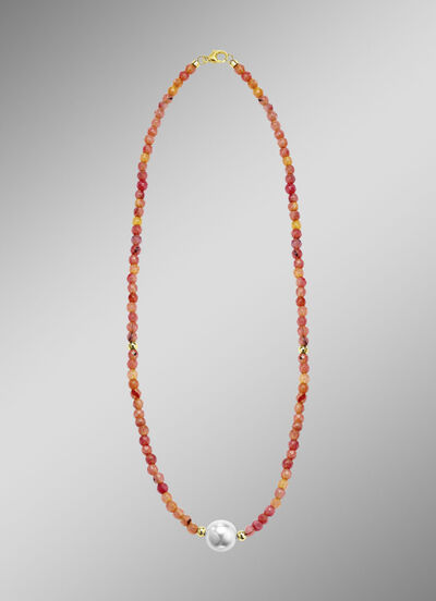 Halskette mit Perlenschimmer und Edelsteinglanz 