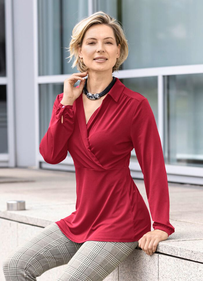 Raffiniertes Shirt mit Polokragen in 2 Farben ROT