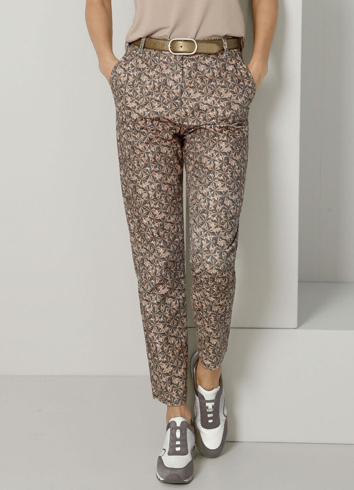 Hose mit aparter Dessinierung 