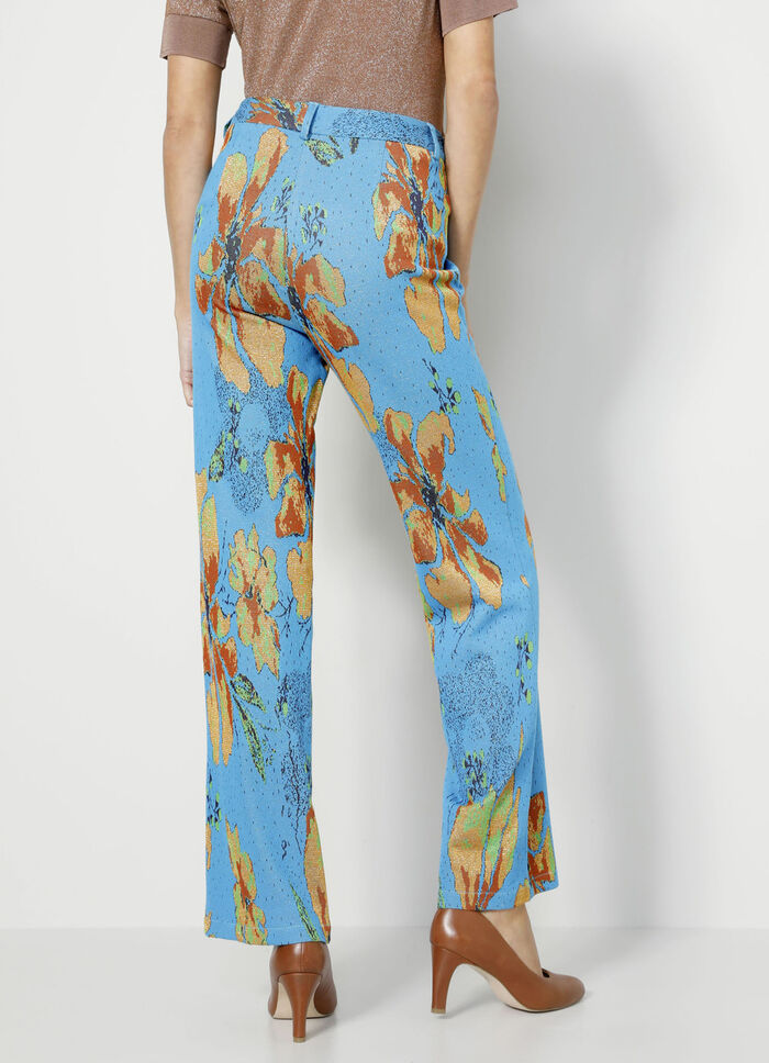 Hose mit ausdrucksstarker Dessinierung 