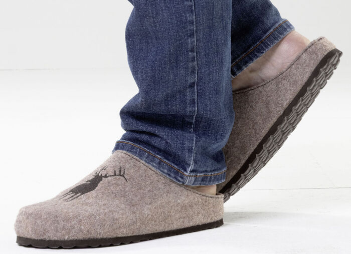 GINO GALANTE, trendige Herren-Hausschuhe, Weite H, mit Hirsch-Stickerei SAND