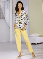 Schlafanzug mit V-Ausschnitt, Knopfleiste sowie langen &Auml;rmeln 