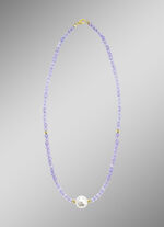 Halskette mit Perlenschimmer und Edelsteinglanz 