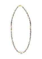 Halskette mit Perlenschimmer und Edelsteinglanz 