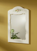 Teilmassive M&ouml;belserie mit kunstvollen Holzverzierungen WEISS