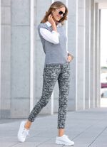 Jeans mit Camouflage-Dessinierung 