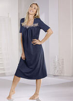 Wadenlanges Nachthemd mit zarter Tüllstickereispitze 