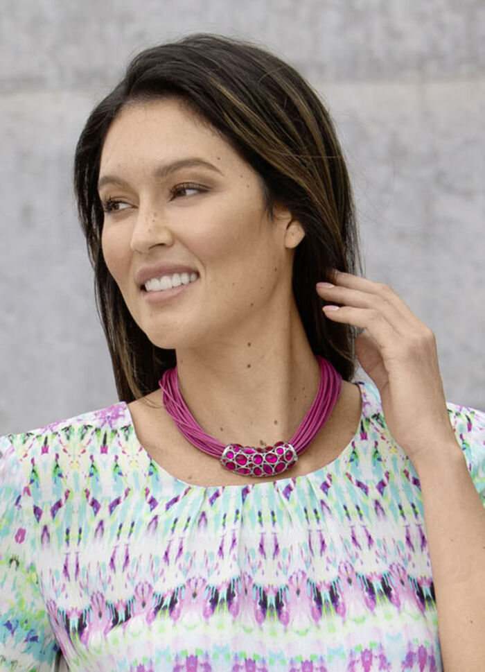 Mehrreihige, pinkfarbene Halskette 