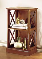 Teilmassives Regal mit dekorativen Kreuzsprossen 