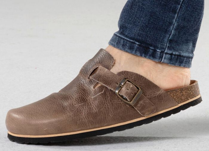 GINO GALANTE Clog aus schattiertem, genarbtem Rindleder TABAKBRAUN