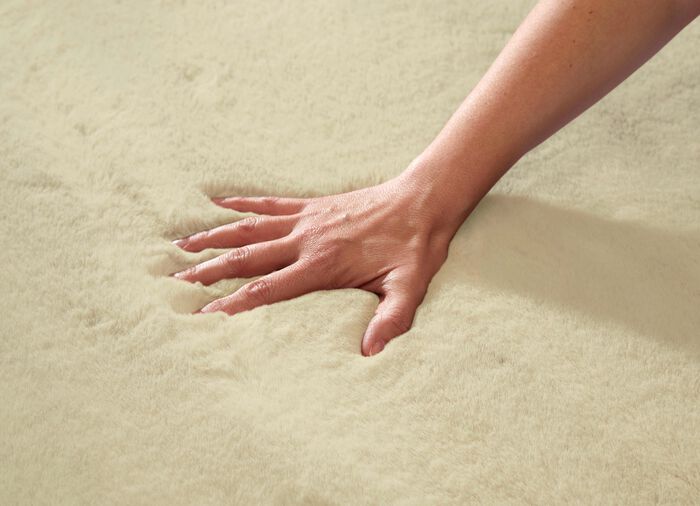 Br&uuml;cken und Teppiche f&uuml;r ein Gef&uuml;hl wie auf Wolken BEIGE