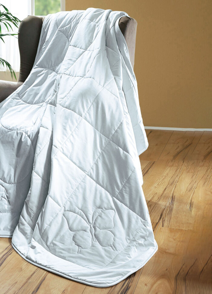 Hautsympathisches Bettwarenprogramm mit hochwertiger Füllung aus 100% Seide WEISS