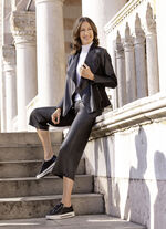 Kurzjacke in trendstarkem Materialmix 