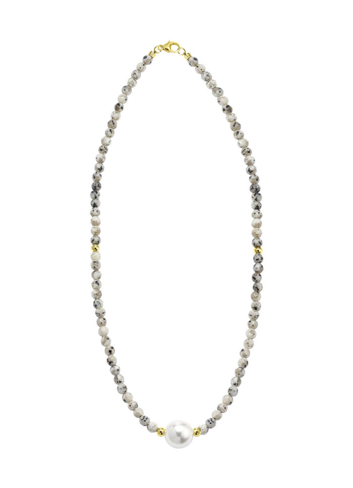 Halskette mit Perlenschimmer und Edelsteinglanz 