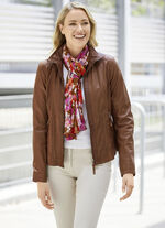 Lederkurzjacke mit Nietenzier 