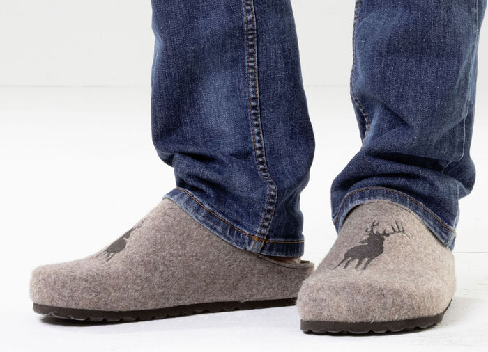 GINO GALANTE, trendige Herren-Hausschuhe, Weite H, mit Hirsch-Stickerei SAND