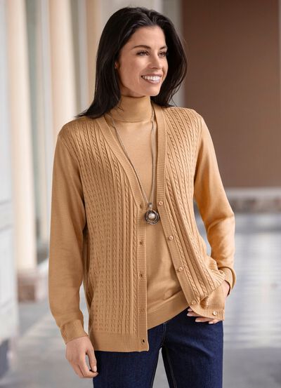 Strickjacke mit Zöpfchenstruktur 