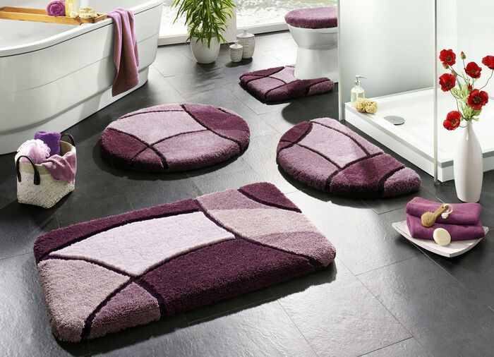 Badgarnitur mit aufwendiger Hoch-Tief-Struktur 