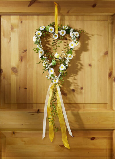 Weidenherz mit Bl&auml;ttern und Margeriten 