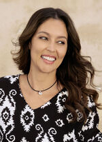 Halskette mit schwarzem Lederband und Rivoli-Glasstein 