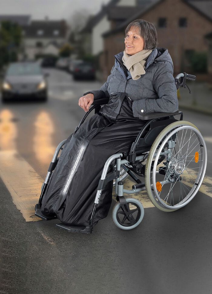 Rollstuhl-W&auml;rmesack h&auml;lt trocken und warm bei Schmuddelwetter 
