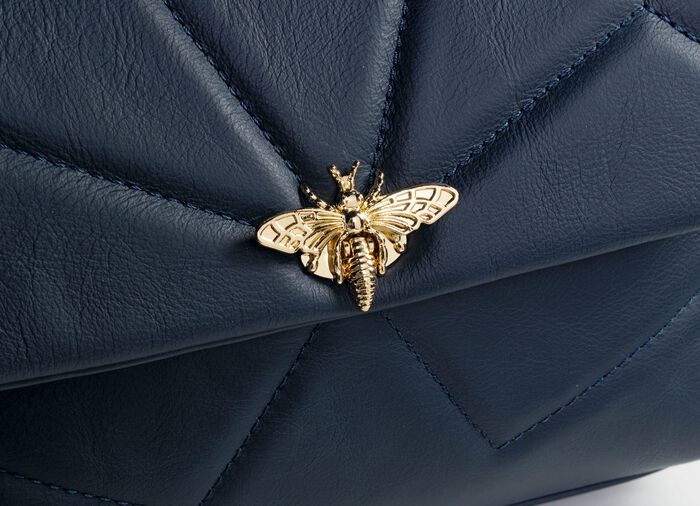 Laurina Tasche mit Kippschloss in extravaganter Libellenform 