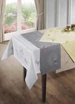 Tisch- und Raumdekoration mit aufwendiger Stickerei 