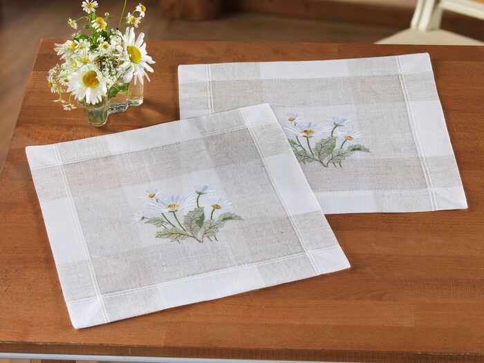 Tisch- und Raumdekoration mit Bl&uuml;mchen-Dessin 