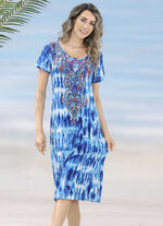 Laurina Kleid mit farbbrillantem Druckdessin. Schmucksteinchen und kurzen Ärmeln 