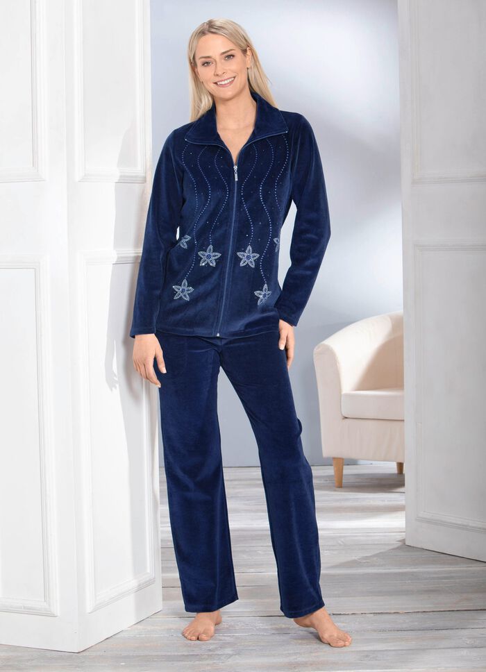 Hausanzug mit Schmuck- und Strasssteinzier 