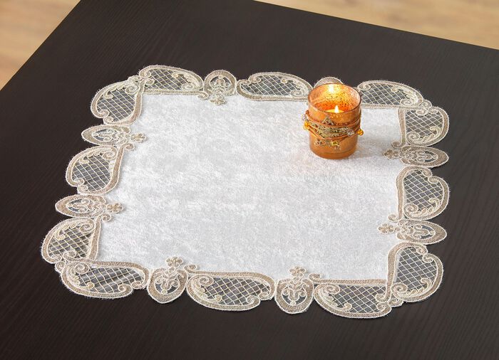 Tischdecke oder Kissenbezug mit filigran gearbeiteten Motiven 