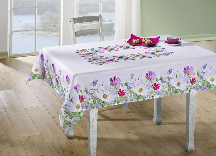 Fr&uuml;hlingshafte Tisch- und Raumdekoration mit Bl&uuml;ten-Motiv 