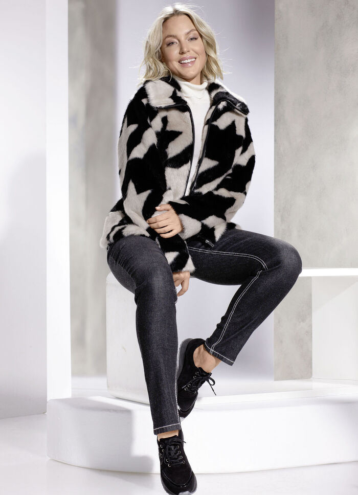 Kurzjacke mit aparter Kragenlösung 