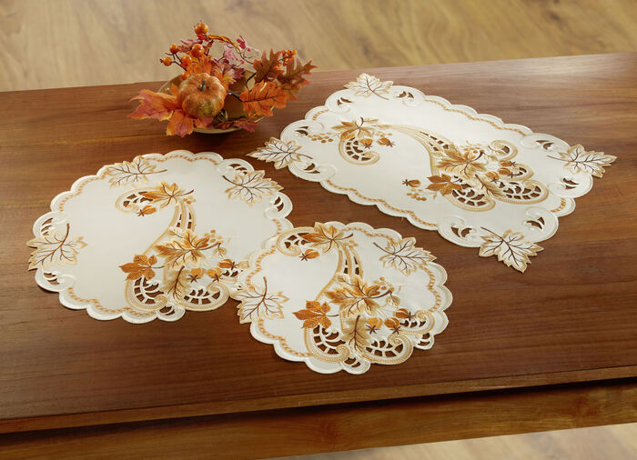 Farbenfroh bestickte Tisch- und Raumdekoration ECRU-BRAUN