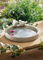 Zeitlose Vogeltränke aus Zement 