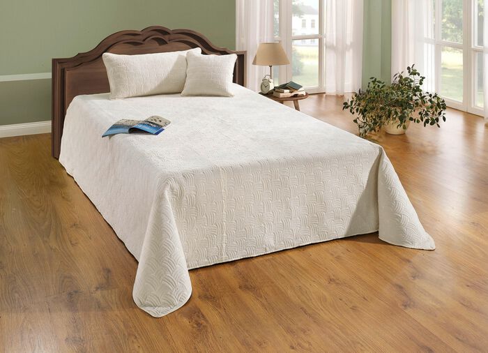 Wunderbar weiche Tagesdecke in Samtoptik und Kissenbez&uuml;ge 