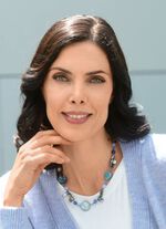 Halskette mit verschiedenen Schmuckelementen 