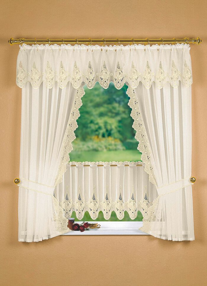 Fensterdekoration mit aufwendiger Plauener Stickerei 