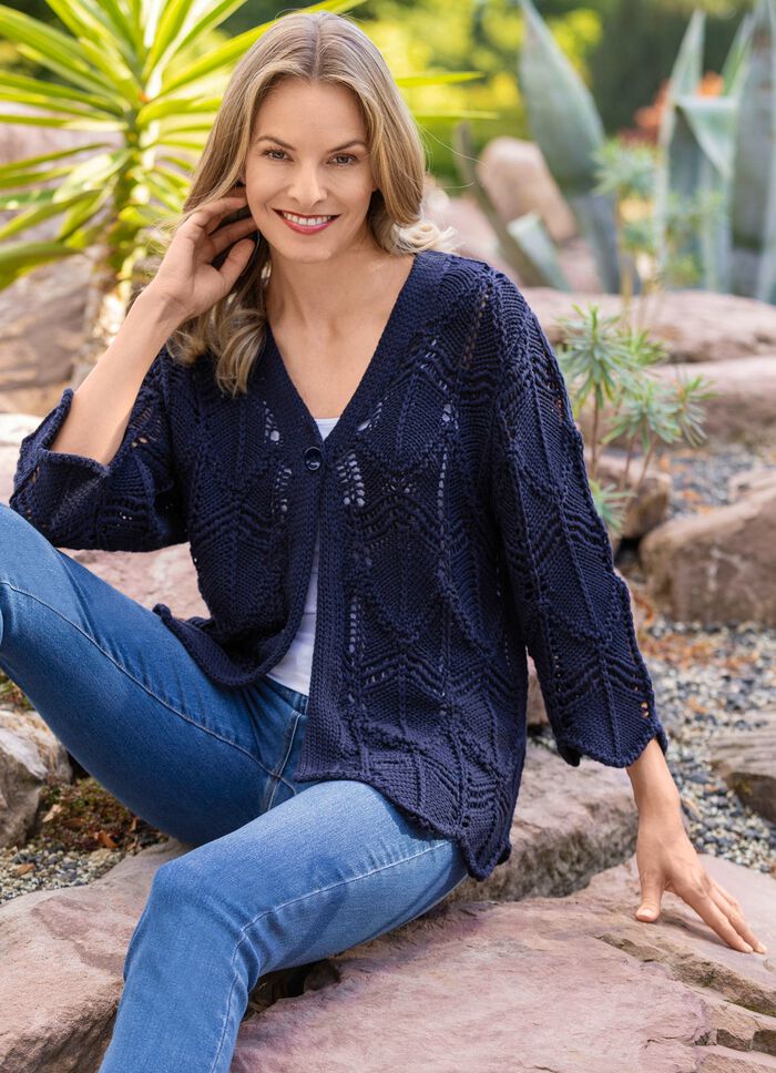 Strickjacke in effektvoller H&auml;keloptik 