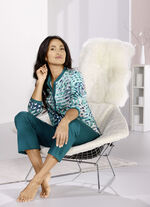 Schlafanzug mit langen Ärmeln und langer Hose  