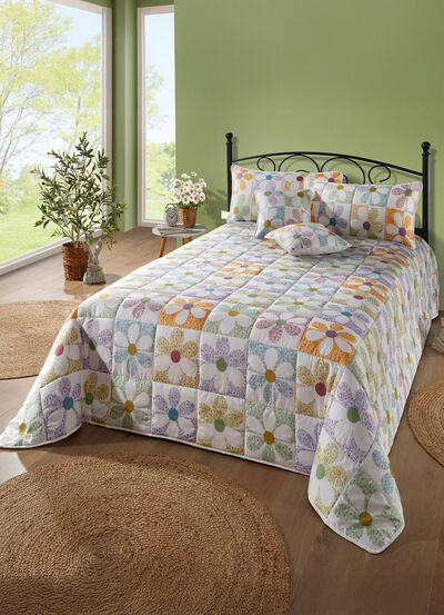 Tagesdecke und Kissenbez&uuml;ge im Patchwork-Stil  