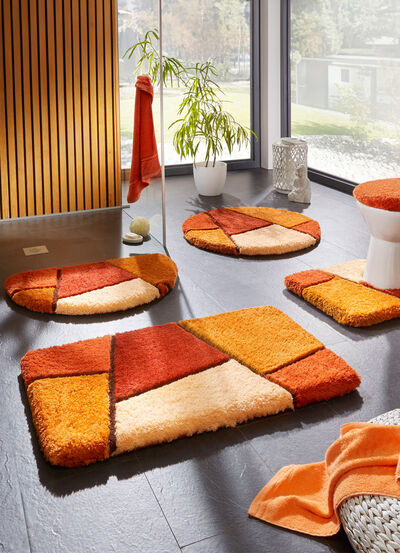 Farbenfrohe Badgarnitur mit rutschhemmender Rückseite 