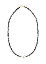 Halskette mit Perlenschimmer und Edelsteinglanz 