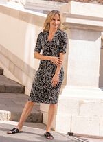 Kleid in Figur umspielender Form 