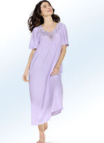 Nachthemd von "Pfau" mit hochwertiger Stickereispitze FLIEDER